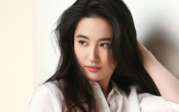 为什么大家一致认为刘亦菲五官一般，但气质却很好？