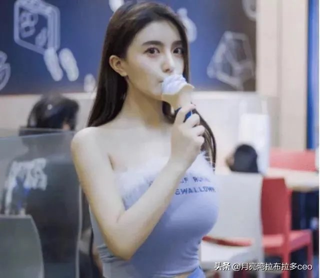 虎牙古阿扎直播肩带掉落,是”事故“,还是有意为之?弹幕满屏问号,对此你怎么看?