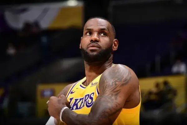 詹姆斯新冠检测呈阳性，目前他的情况如何？