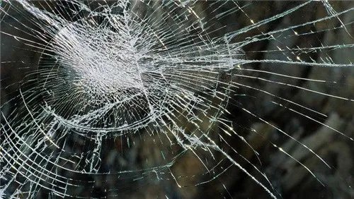 玻璃栈道碎裂特效太真  连男导游都吓哭、吓趴了！