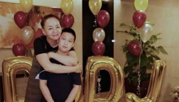 宋丹丹60岁生日宴众星云集，生日宴照片中谁是C位？