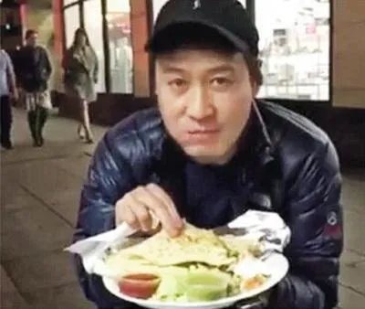 有哪些明星接地气不修边幅吃路边摊被抓包?