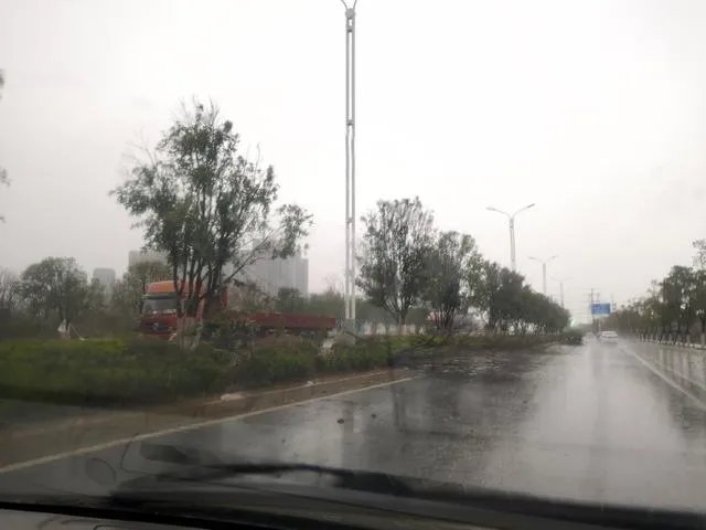 在3月31日凌晨,南昌突降大冰雹, 冰雹天出行该注意些什么?