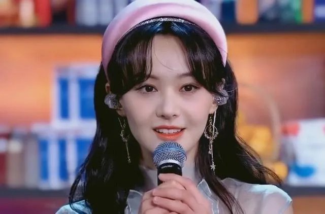 郑爽八卦金晨邓伦旧情引争议后退出节目，哥哥们是怎样力挺她的？