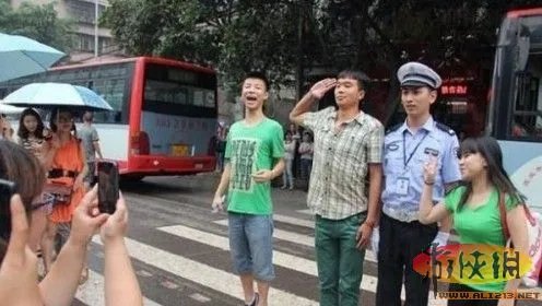 交警太帅惨遭考生围观 宜宾最帅交警意外走红