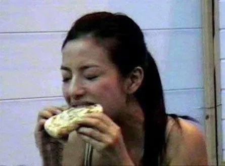 有哪些明星接地气不修边幅吃路边摊被抓包?