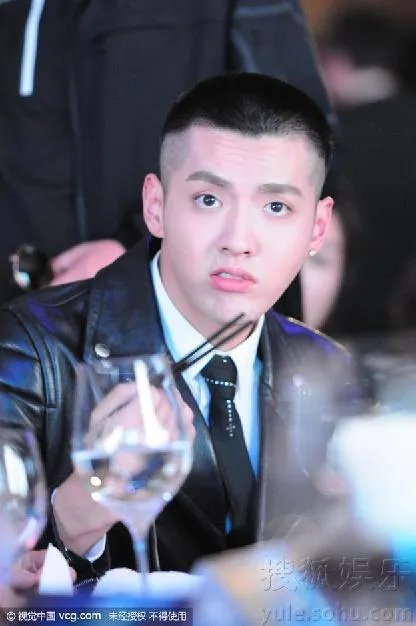 有哪些明星接地气不修边幅吃路边摊被抓包?