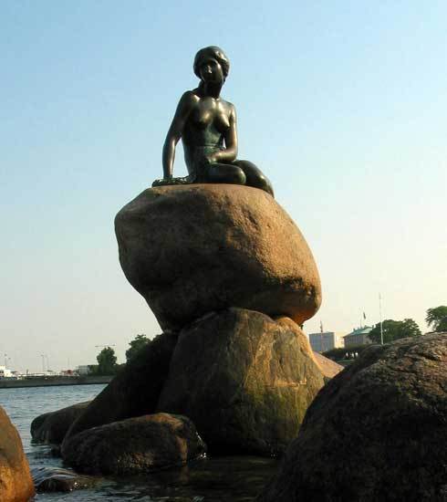 安徒生的童话《海的女儿》中的美人鱼现座落在：