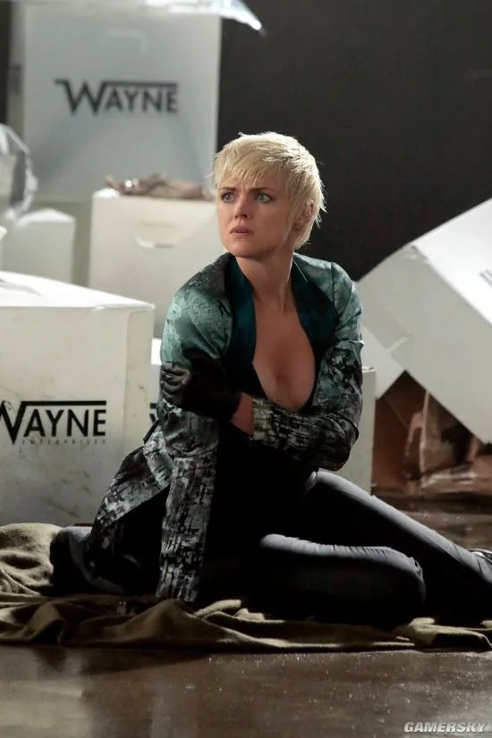 《哥谭》第五季剧照：企鹅人芭芭拉火并 少爷玩潜行