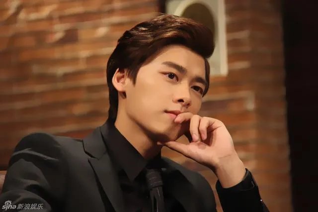 有哪些明星接地气不修边幅吃路边摊被抓包?