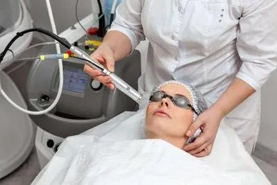 脸上红血丝该怎么科学去除