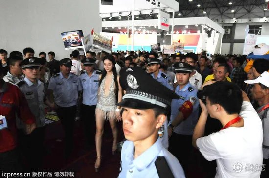 “湿露露”深V爆乳装亮相车展 尺度更胜干露露