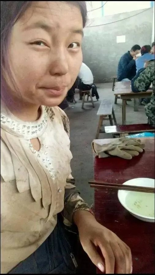 这位20岁工地女孩自拍，震惊了所有男人！！