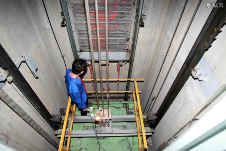 广州惊现死亡电梯 质监：门为何单独开仍是谜