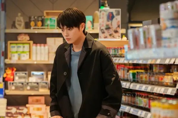 杨幂、许凯吻戏路透曝光！街边相拥热吻氛围甜蜜，能看出他俩差9岁吗？