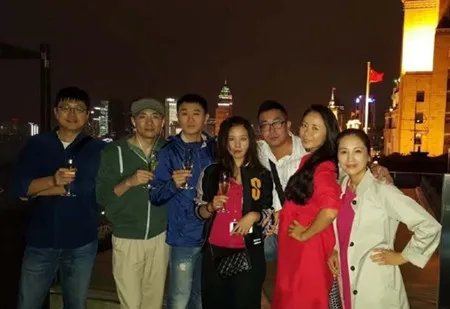 黄晓明与北影聚会众星云集 媒体称快赶上颁奖典礼了