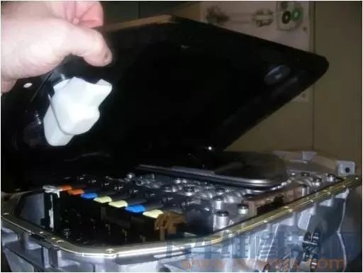 自动变速箱阀体总成拆卸与安装（教程图解）