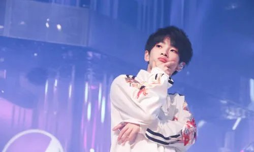 关于8岁童星当比赛评委一事，其经纪人是如何回应的？