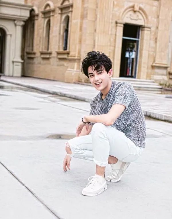 吴磊，若谈恋爱不会公开，你认为明星应该公开恋情吗？