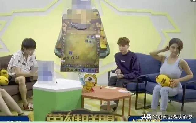 虎牙古阿扎直播肩带掉落,是”事故“,还是有意为之?弹幕满屏问号,对此你怎么看?