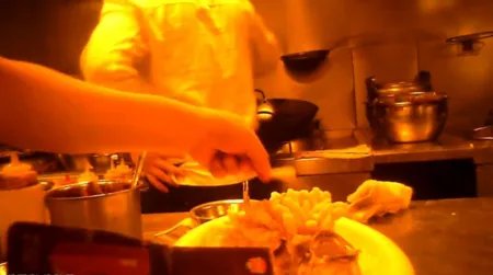 曝俏江南黑厨内幕厨房到底有多脏啊?扫把都能洗锅?!