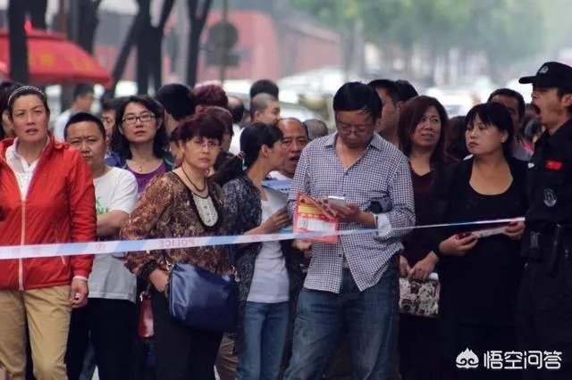 高考时考场外的家长是什么心情？