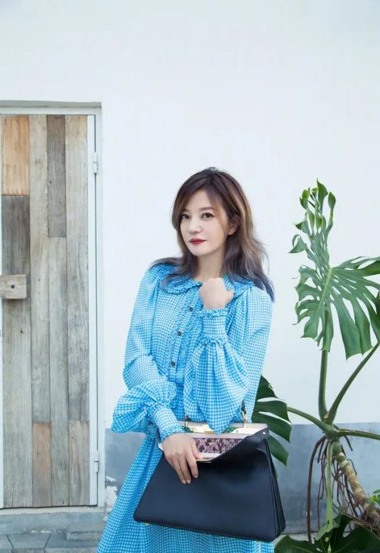 赵薇露面略显憔悴，网传她离婚是真的吗？