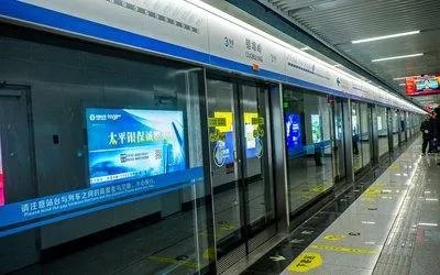 两女子地铁内劈叉,被警方行政警告的主要原因是什么?