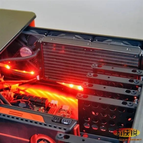 主机藏在抽屉里 真正的“桌面级”PC机箱诞生！