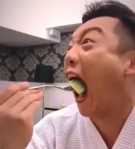 郑恺涂口红吃东西,为何引起很大的争论?