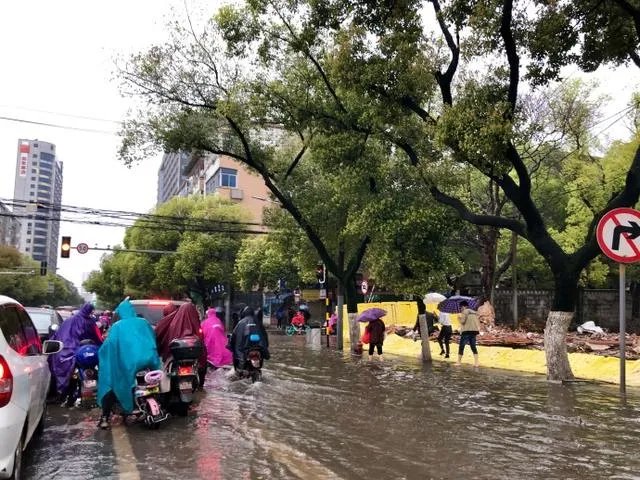 在3月31日凌晨,南昌突降大冰雹, 冰雹天出行该注意些什么?