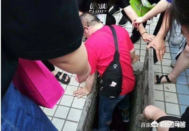 河南一考生入场前身份证掉下水井盖里,老师直接跳了下去取回身份证,你怎么看?