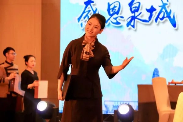 高速公路收费员“职业假笑”走红后报警，你认为报警是否过于夸张？