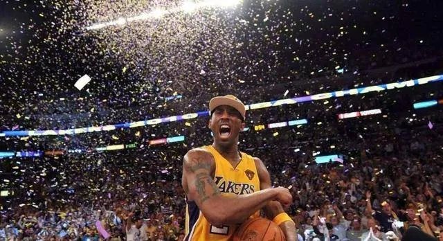 湖人总冠军戒指致敬科比，这枚戒指是怎么致敬的？