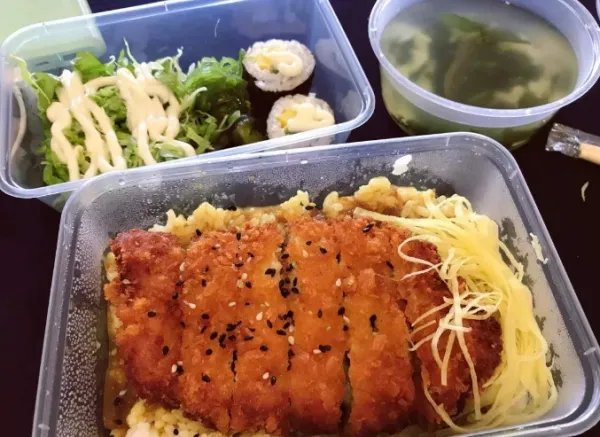 家长给学生点外卖被扔掉，是对学生负责还是学校食堂垄断？