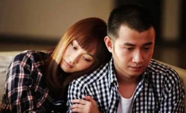 姚笛与老公现身街头，手牵手甜蜜出行感情稳定，两人的感情出现了什么危机？