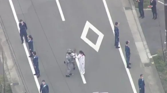 东京奥运会圣火传递过程中意外熄灭 吓坏女火炬手！