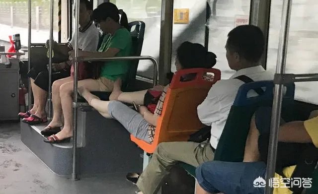 大妈错过车拦公交12分钟,早高峰该不该禁用老年公交卡?