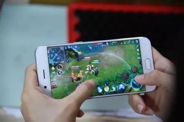 小伙玩手机时突发中风,原因有哪些,很多人都在犯这个错?