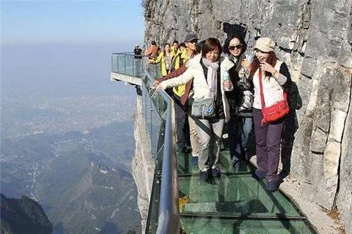 玻璃栈道碎裂特效太真  连男导游都吓哭、吓趴了！
