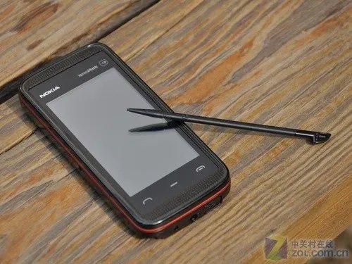 诺基亚5530XM破两千 三星F839新品上市