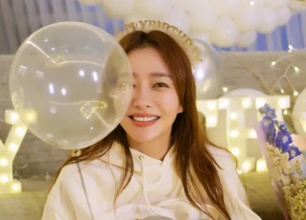 秦岚晒照庆祝42岁生日，照片中她的皮肤状态如何？