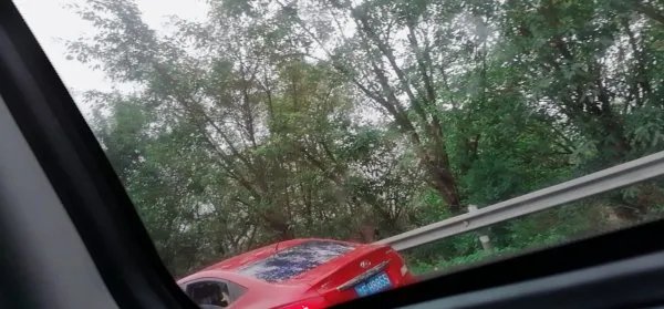 一户人全家出动为堵车路人煮面，路人是怎样表达感谢的？