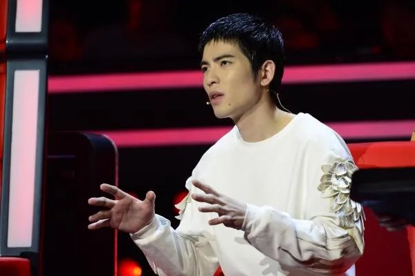 萧敬腾与经纪人恋爱，两人深夜挽手同归住所，你怎么看？