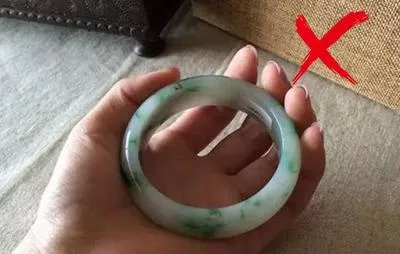 女子摔碎30万翡翠手镯吓晕 如何正确试戴翡翠手镯