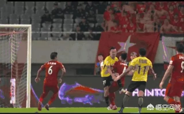 上港2比1胜恒大的那场，王燊超对郜林禁区内的犯规是不是该红点套餐？