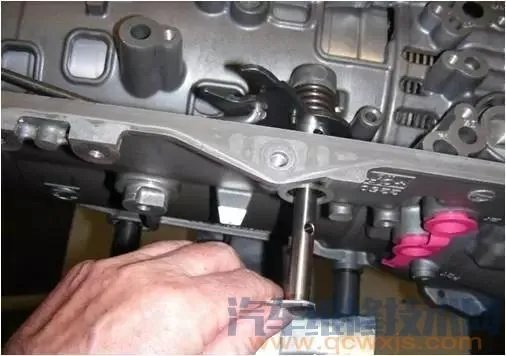 自动变速箱阀体总成拆卸与安装（教程图解）