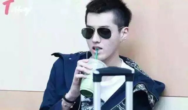 有哪些明星接地气不修边幅吃路边摊被抓包?