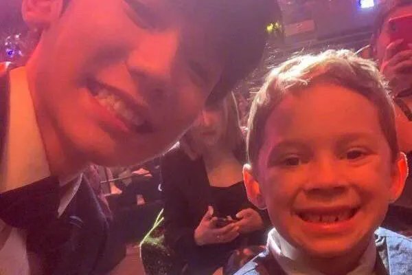 高速公路收费员“职业假笑”走红后报警，你认为报警是否过于夸张？