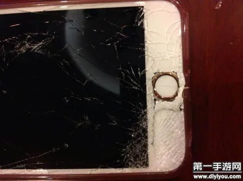 小学生10连跪怒摔手机 要求腾讯赔偿